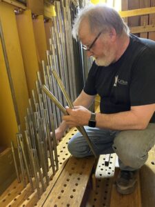 installing organ pipies